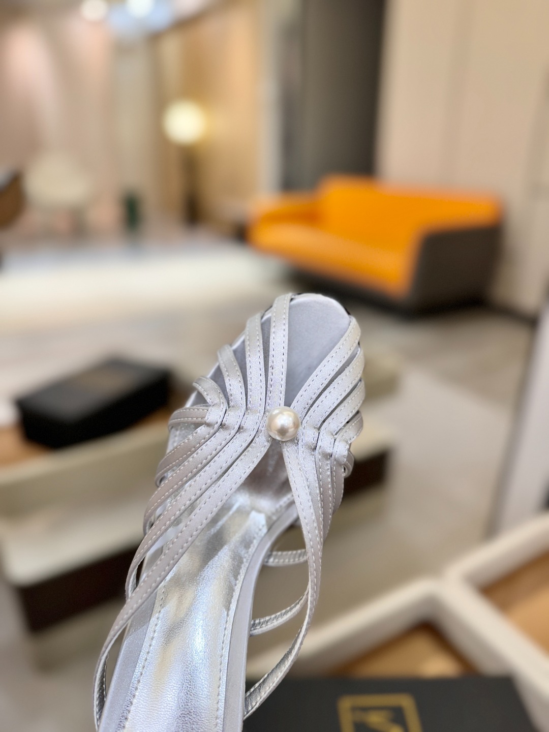 Alevi Mlano 阿列维·姆拉诺 𝘼𝙡𝙚𝙫𝙞 𝙈𝙡𝙖𝙣𝙤 Alevi Milano条带中空高跟走秀