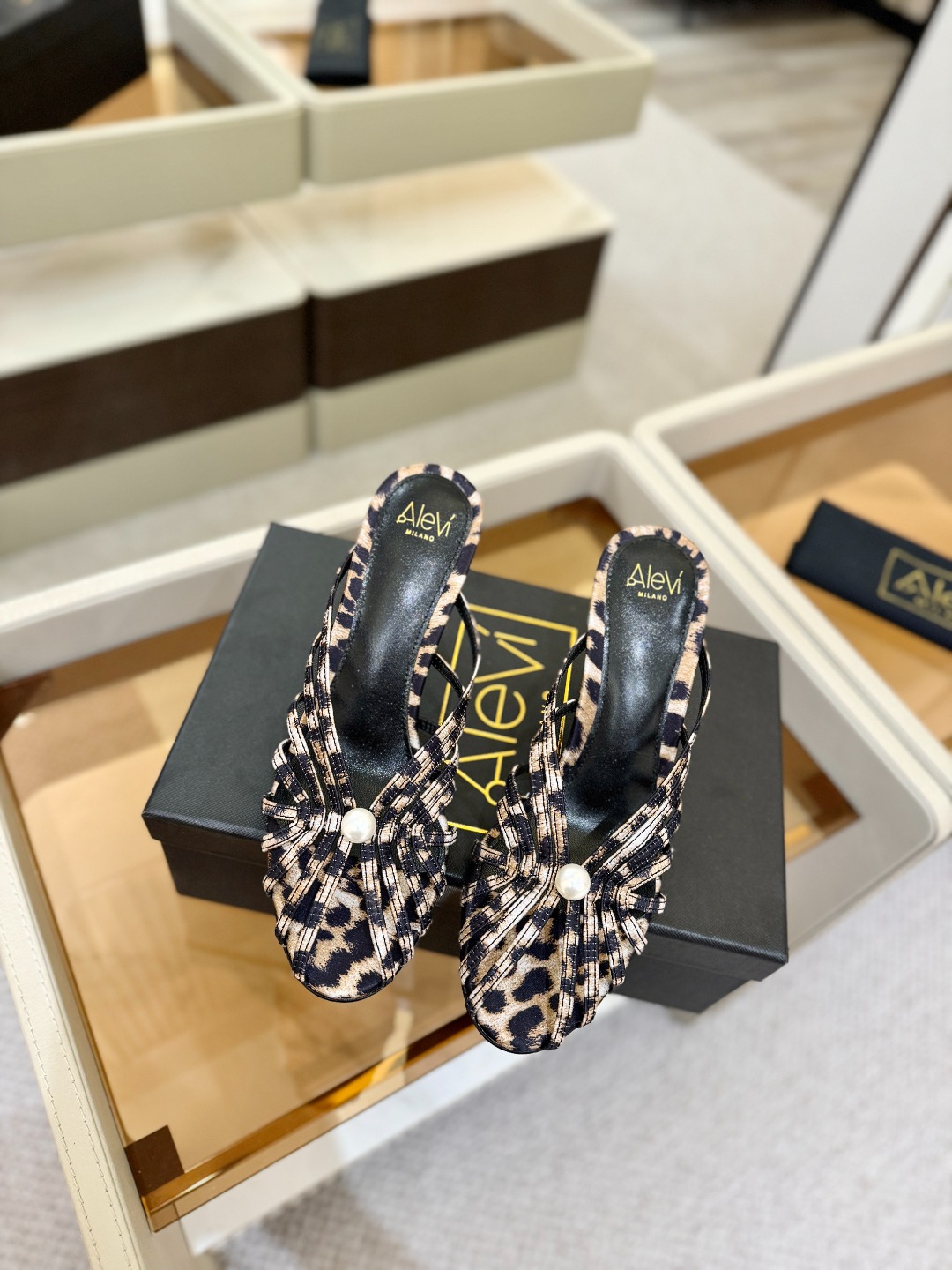 Alevi Mlano 阿列维·姆拉诺 𝘼𝙡𝙚𝙫𝙞 𝙈𝙡𝙖𝙣𝙤 Alevi Milano条带中空高跟走秀