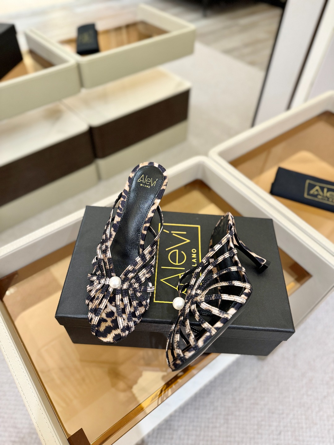 Alevi Mlano 阿列维·姆拉诺 𝘼𝙡𝙚𝙫𝙞 𝙈𝙡𝙖𝙣𝙤 Alevi Milano条带中空高跟走秀