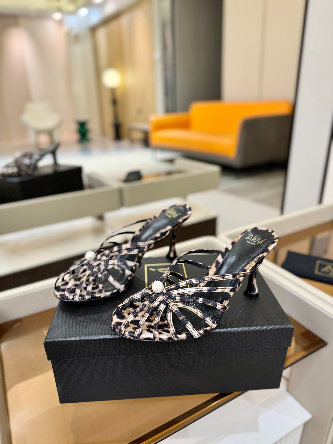 Alevi Mlano 阿列维·姆拉诺 𝘼𝙡𝙚𝙫𝙞 𝙈𝙡𝙖𝙣𝙤 Alevi Milano条带中空高跟走秀