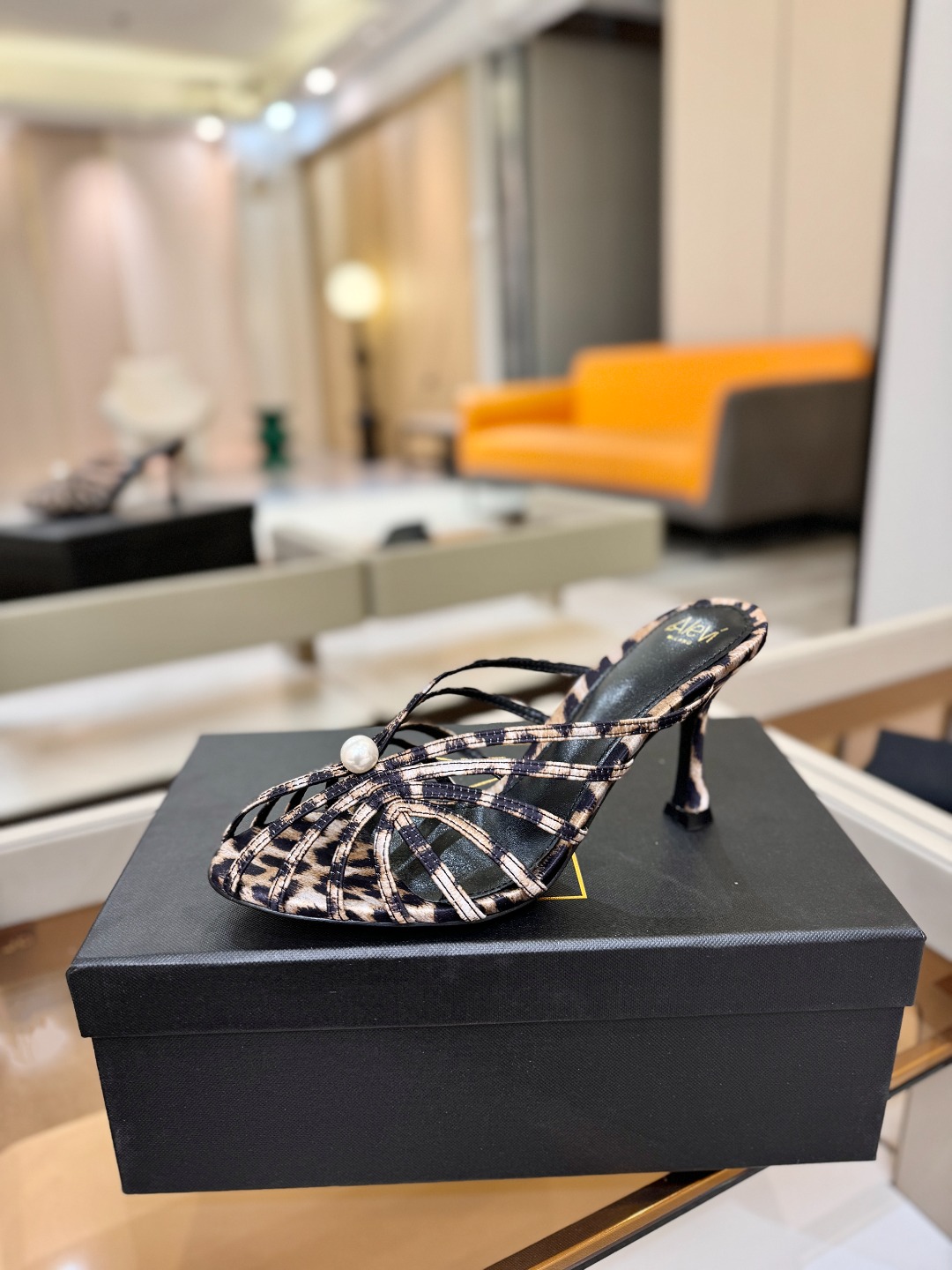 Alevi Mlano 阿列维·姆拉诺 𝘼𝙡𝙚𝙫𝙞 𝙈𝙡𝙖𝙣𝙤 Alevi Milano条带中空高跟走秀