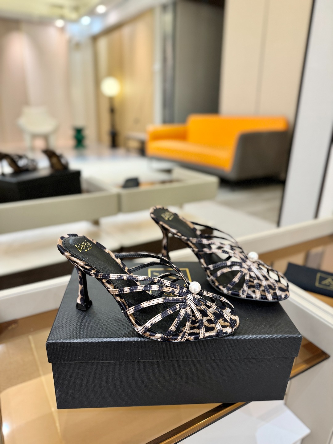 Alevi Mlano 阿列维·姆拉诺 𝘼𝙡𝙚𝙫𝙞 𝙈𝙡𝙖𝙣𝙤 Alevi Milano条带中空高跟走秀