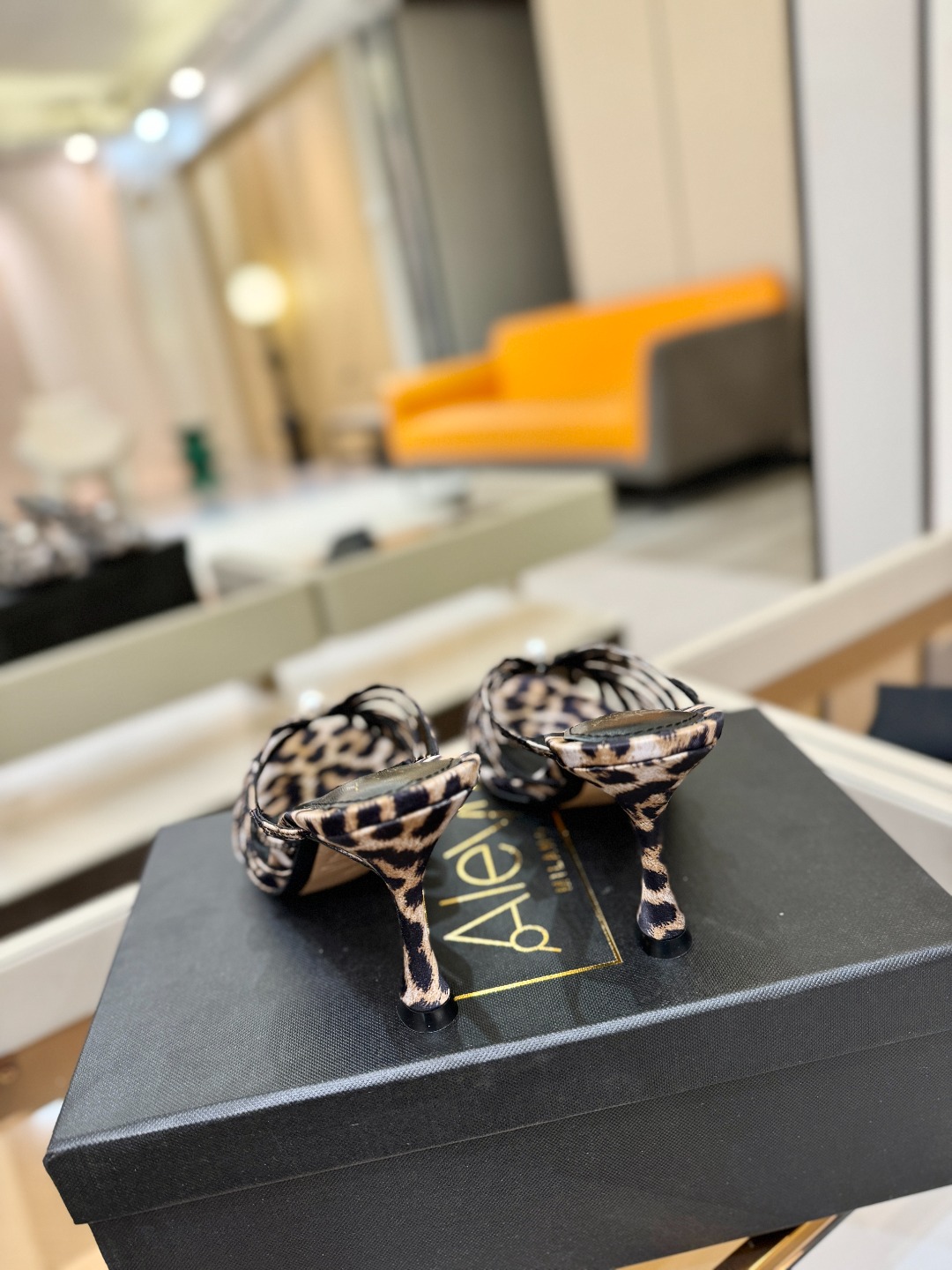 Alevi Mlano 阿列维·姆拉诺 𝘼𝙡𝙚𝙫𝙞 𝙈𝙡𝙖𝙣𝙤 Alevi Milano条带中空高跟走秀