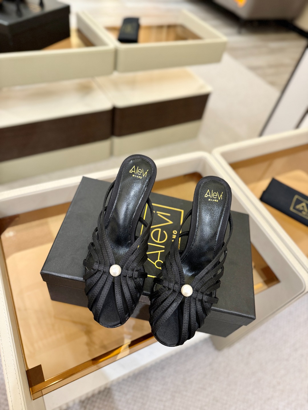 Alevi Mlano 阿列维·姆拉诺 𝘼𝙡𝙚𝙫𝙞 𝙈𝙡𝙖𝙣𝙤 Alevi Milano条带中空高跟走秀