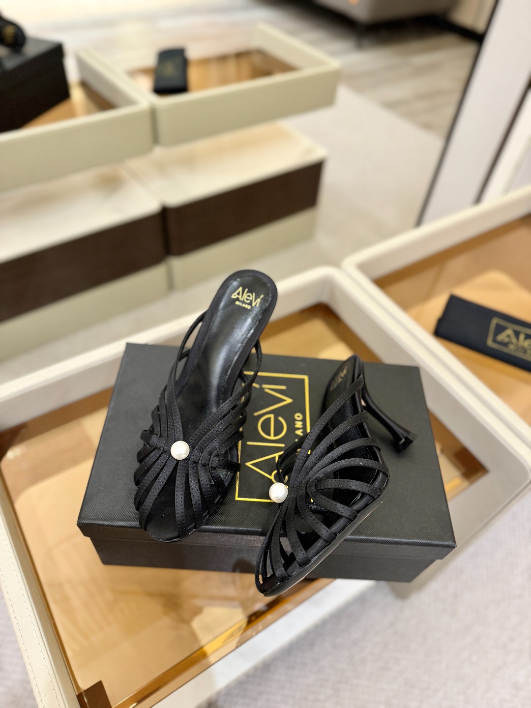 Alevi Mlano 阿列维·姆拉诺 𝘼𝙡𝙚𝙫𝙞 𝙈𝙡𝙖𝙣𝙤 Alevi Milano条带中空高跟走秀