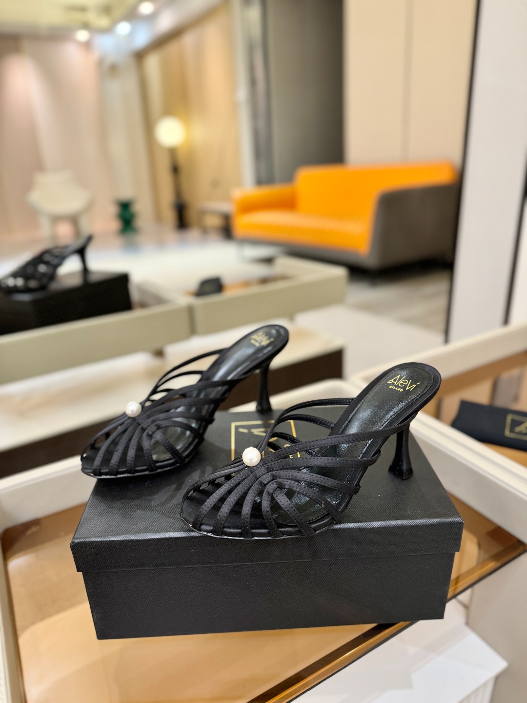 Alevi Mlano 阿列维·姆拉诺 𝘼𝙡𝙚𝙫𝙞 𝙈𝙡𝙖𝙣𝙤 Alevi Milano条带中空高跟走秀