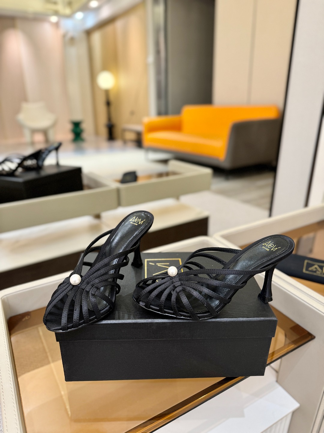 Alevi Mlano 阿列维·姆拉诺 𝘼𝙡𝙚𝙫𝙞 𝙈𝙡𝙖𝙣𝙤 Alevi Milano条带中空高跟走秀