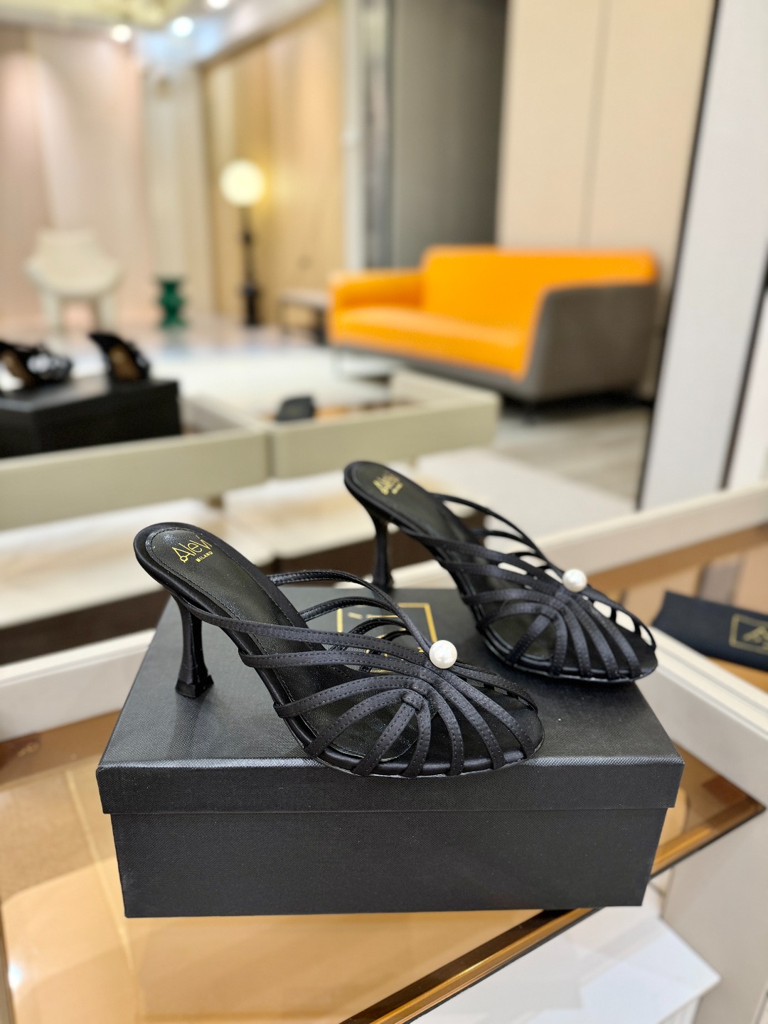 Alevi Mlano 阿列维·姆拉诺 𝘼𝙡𝙚𝙫𝙞 𝙈𝙡𝙖𝙣𝙤 Alevi Milano条带中空高跟走秀