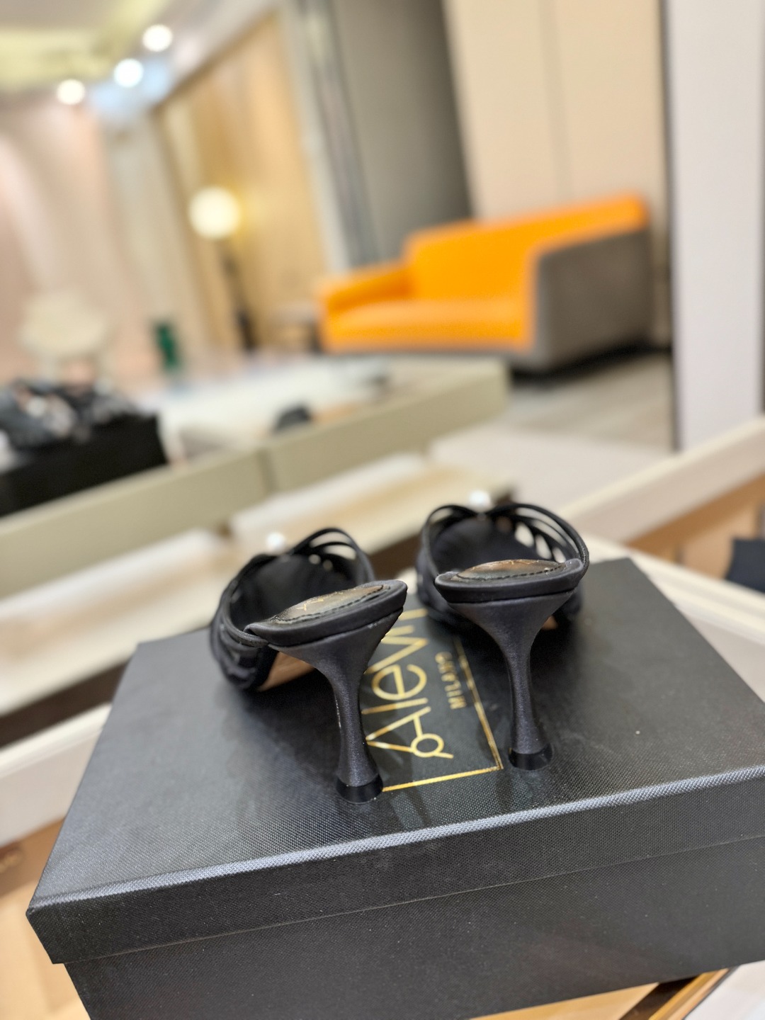 Alevi Mlano 阿列维·姆拉诺 𝘼𝙡𝙚𝙫𝙞 𝙈𝙡𝙖𝙣𝙤 Alevi Milano条带中空高跟走秀