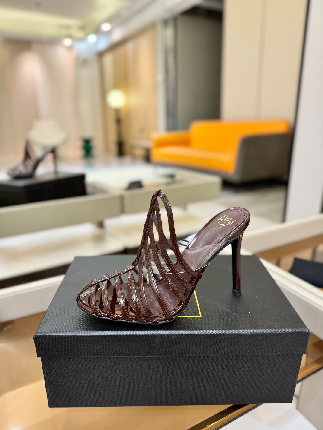 NO:724021,Price Alevi Mlano Alevi Milano Alessandra embellished high-heeled catwalk style A prestigious luxury shoe brand co-created by two Italian women, Valentina Michetti and Perla Alessandri. The 'earth-flavored sandals' have turned over. This time they have become the C position in the fashion elite. Popular on Instagram, a must-have for fashion bloggers. The designer of Alevi Milano, who presents the first wave of 'design stars', is inspired by his personal life history.  Designed a series of hollow high-heeled shoes represented by strong women. The woven hollow straps are covered with sparkling rectangular rhinestones, which are most suitable for important occasions. ◆Material description ◆Upper imported high-grade patent leather ◆Mixed sheepskin lining ◆Sheepskin for foot pads ◆Original open-molded black-edged genuine leather sole ◆Heel height. ◆Size - (...No returns or exchanges for custom orders) ◆Packaging  Alevi Milano original packaging, high heels and slippers, sandals, high heels, slippers, sheepskin19860909价格  Alevi Mlano 阿列维·姆拉诺   Alevi Milano Alessandra装饰高跟走秀款  一个享有盛誉的奢侈鞋品牌 由两位意大利本土女性共同创作 瓦伦蒂娜·米切蒂和佩拉·亚历山德里 翻了身的“土味凉鞋” 这次成了时髦精心中的C位 火遍ins,时尚博主人手必备 呈现第一波“设计新星” Alevi Milano的设计师以个人人生履历为灵感 设计了以坚强女性为代表的镂空高跟鞋系列, 编织的镂空细带上布满了闪耀的长方形水钻, 最适合重要场合穿上它撑场面 ◆材质说明 ◆鞋面进口高级漆皮 ◆内里混种羊皮 ◆垫脚羊皮 ◆鞋底原版开模黑边真皮底 ◆跟高. ◆码数-（...订做不退换） ◆包装 Alevi Milano原版包装,高跟鞋拖鞋,sandals,high heels,slippers,sheepskin,Women's Shoes