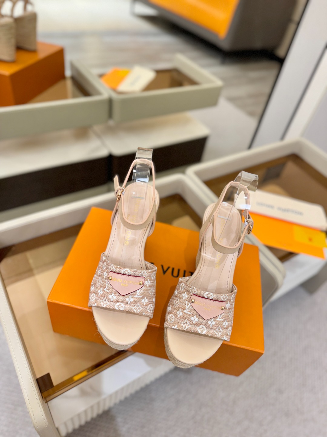 L V 走秀款厚底麻绳凉鞋 🙌 香港原版购入一比一开模 👍 今年的款式比去年增加了新原素 显得更为大牌 