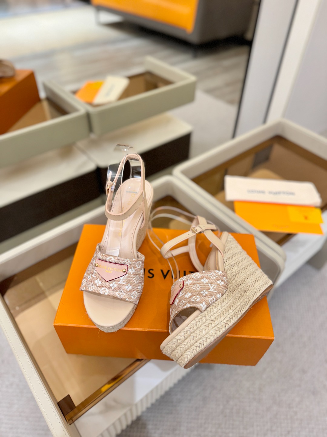 L V 走秀款厚底麻绳凉鞋 🙌 香港原版购入一比一开模 👍 今年的款式比去年增加了新原素 显得更为大牌 