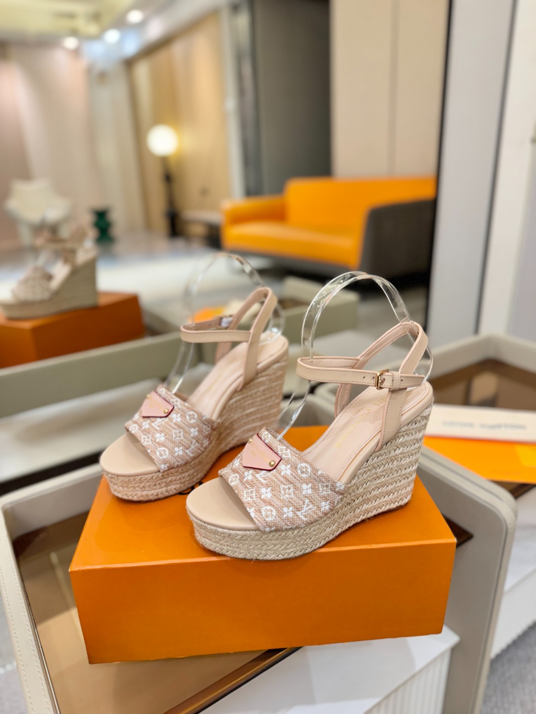 L V 走秀款厚底麻绳凉鞋 🙌 香港原版购入一比一开模 👍 今年的款式比去年增加了新原素 显得更为大牌 