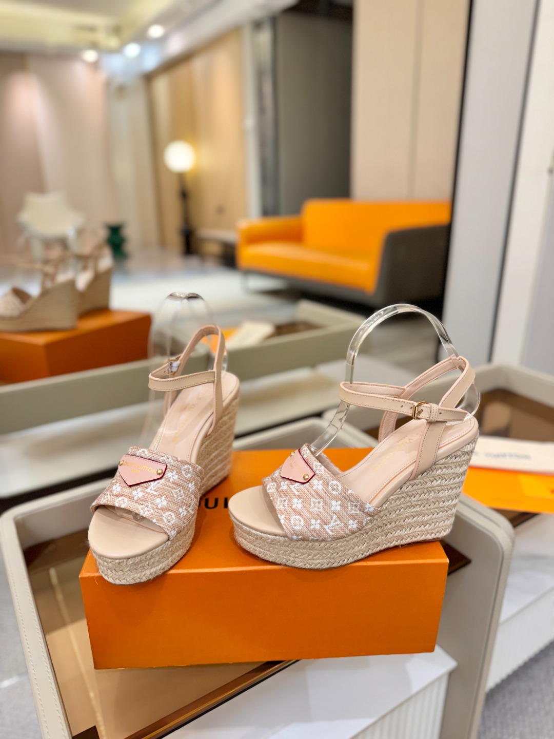 L V 走秀款厚底麻绳凉鞋 🙌 香港原版购入一比一开模 👍 今年的款式比去年增加了新原素 显得更为大牌 