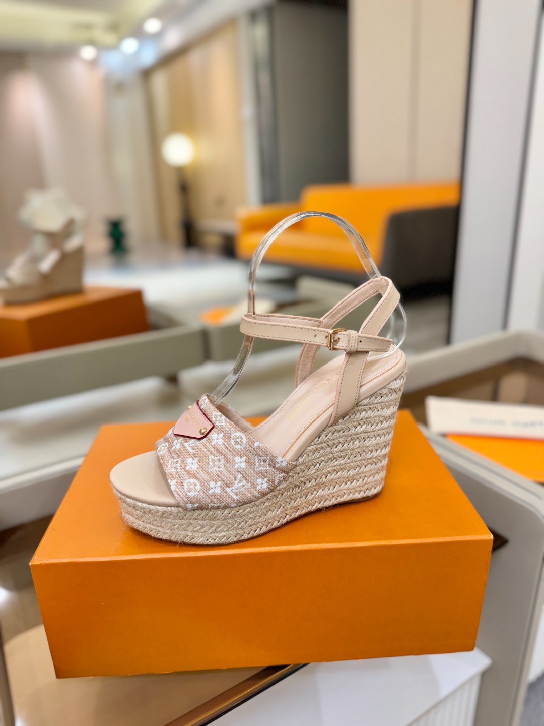 L V 走秀款厚底麻绳凉鞋 🙌 香港原版购入一比一开模 👍 今年的款式比去年增加了新原素 显得更为大牌 