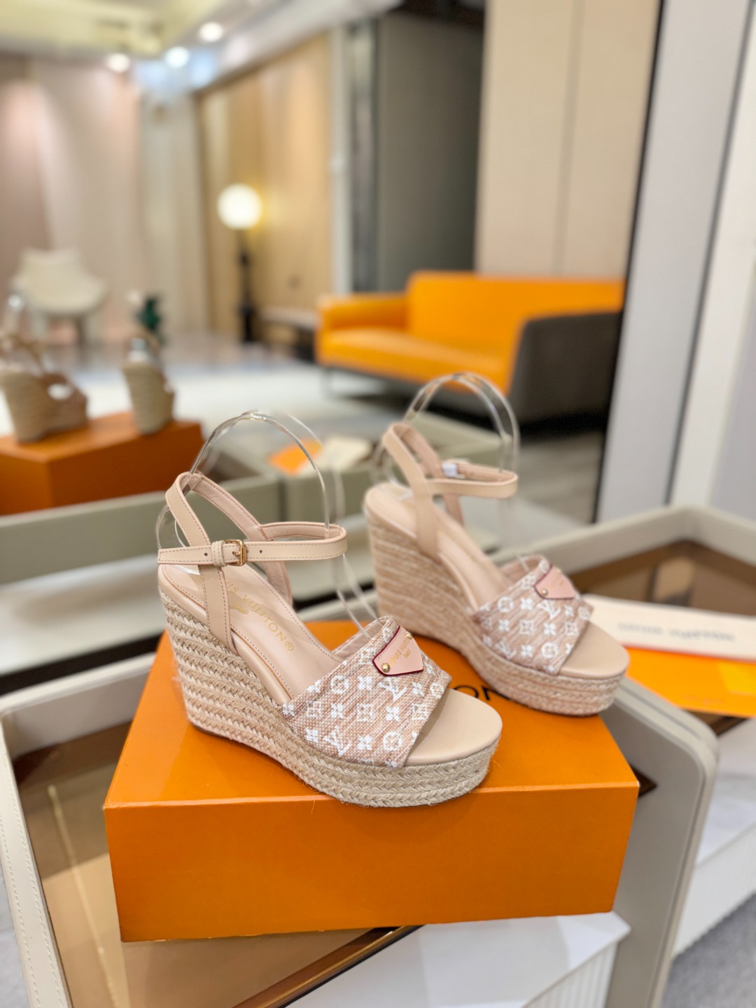 L V 走秀款厚底麻绳凉鞋 🙌 香港原版购入一比一开模 👍 今年的款式比去年增加了新原素 显得更为大牌 