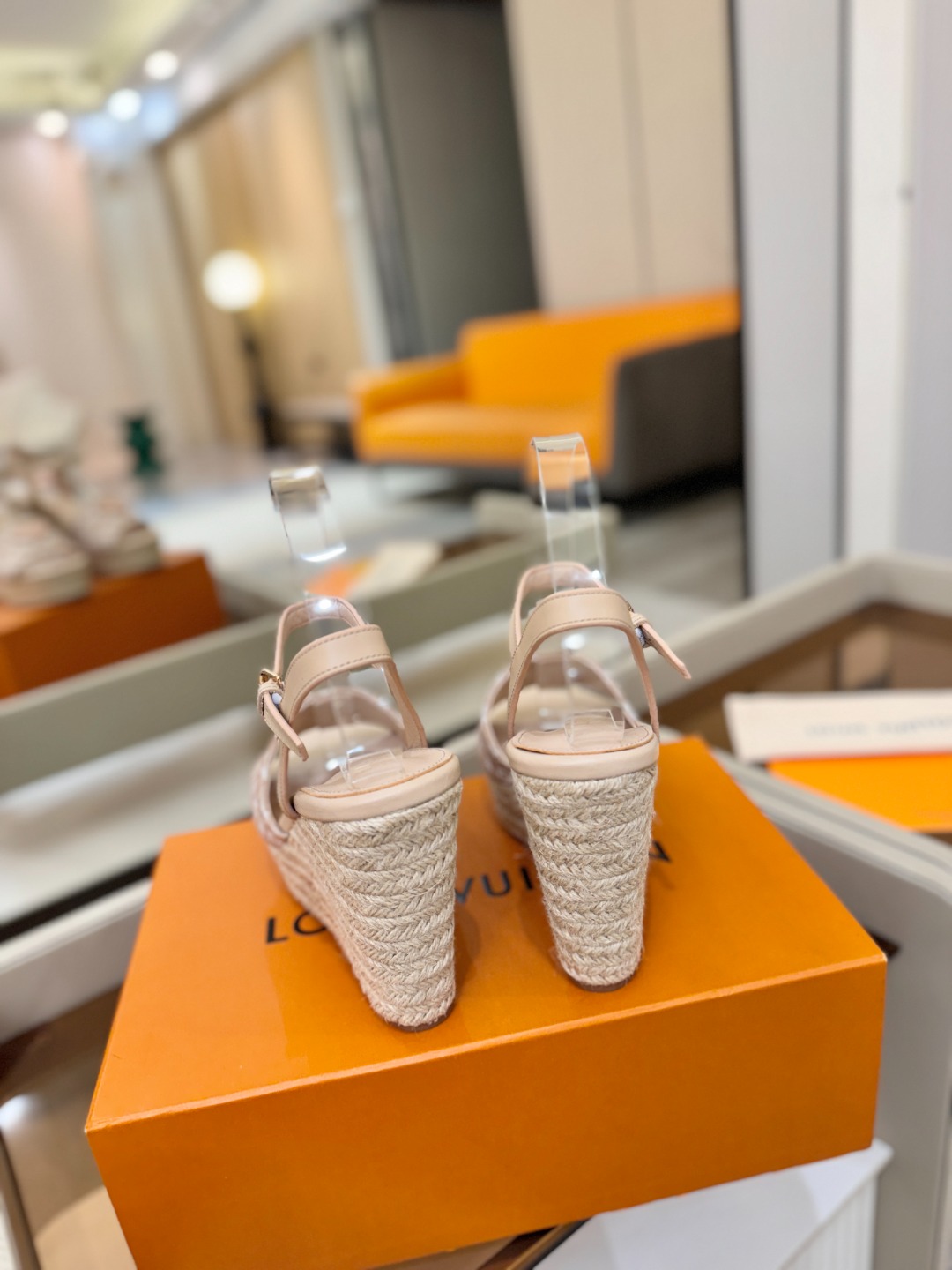 L V 走秀款厚底麻绳凉鞋 🙌 香港原版购入一比一开模 👍 今年的款式比去年增加了新原素 显得更为大牌 