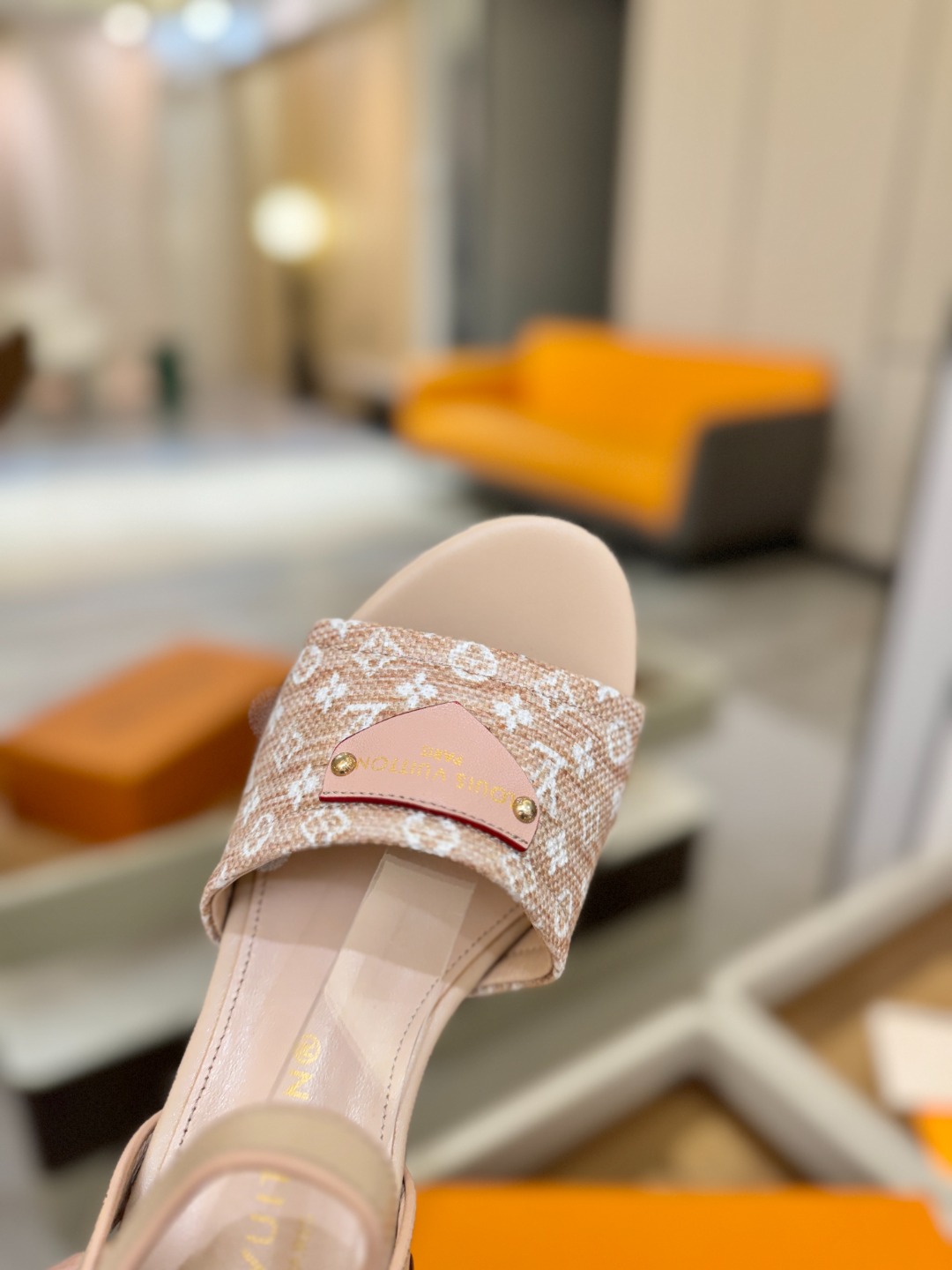 L V 走秀款厚底麻绳凉鞋 🙌 香港原版购入一比一开模 👍 今年的款式比去年增加了新原素 显得更为大牌 