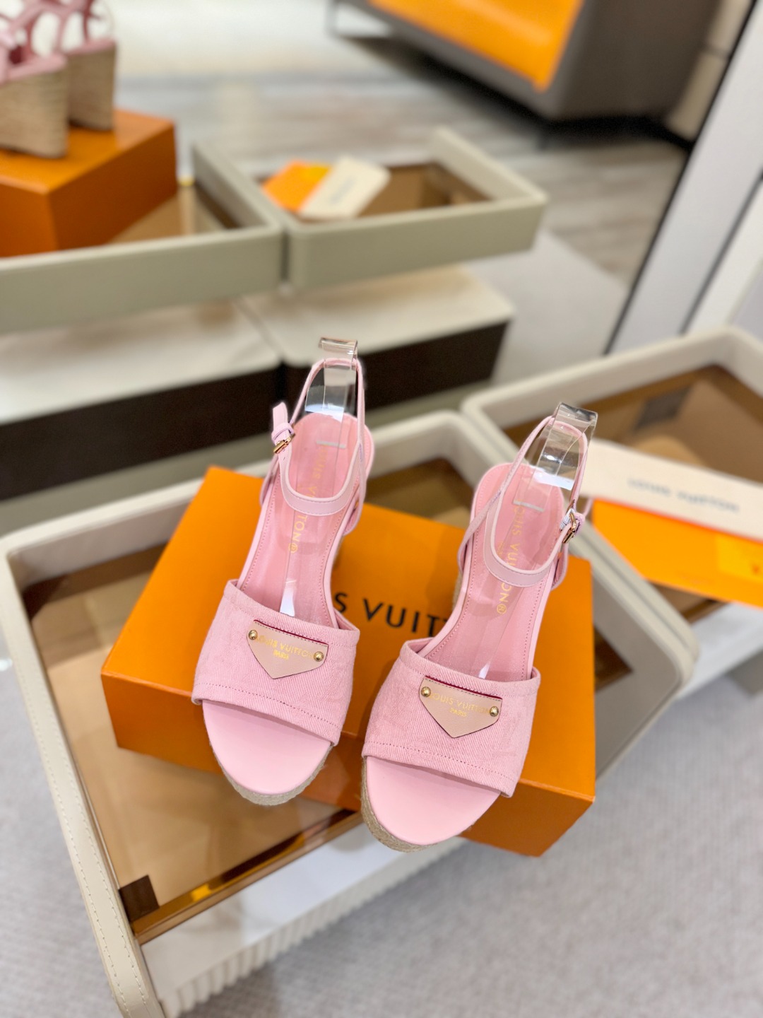 L V 走秀款厚底麻绳凉鞋 🙌 香港原版购入一比一开模 👍 今年的款式比去年增加了新原素 显得更为大牌 