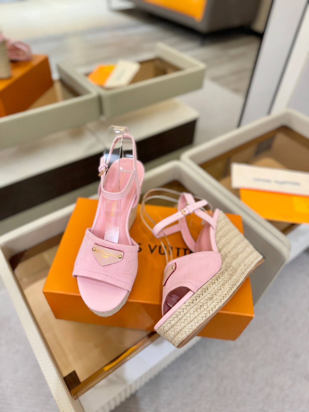 L V 走秀款厚底麻绳凉鞋 🙌 香港原版购入一比一开模 👍 今年的款式比去年增加了新原素 显得更为大牌 