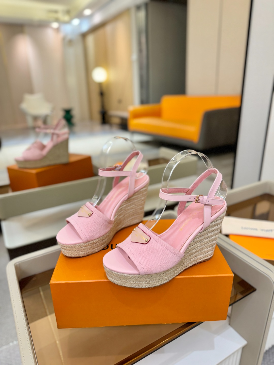 L V 走秀款厚底麻绳凉鞋 🙌 香港原版购入一比一开模 👍 今年的款式比去年增加了新原素 显得更为大牌 