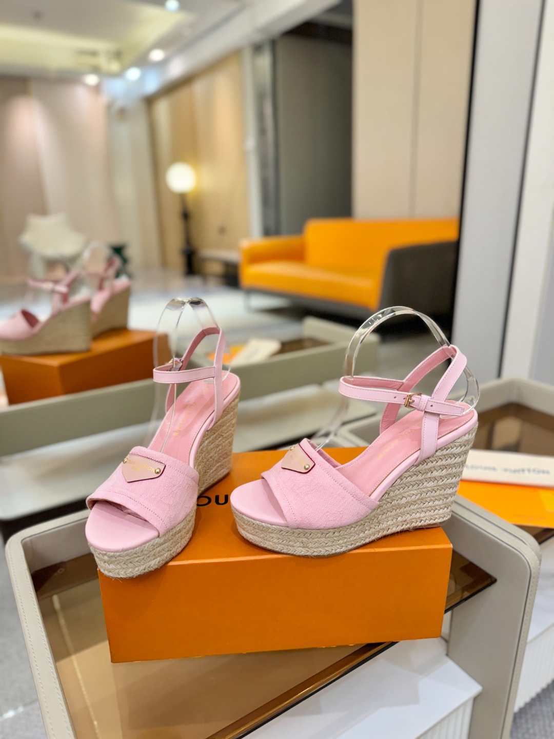 L V 走秀款厚底麻绳凉鞋 🙌 香港原版购入一比一开模 👍 今年的款式比去年增加了新原素 显得更为大牌 