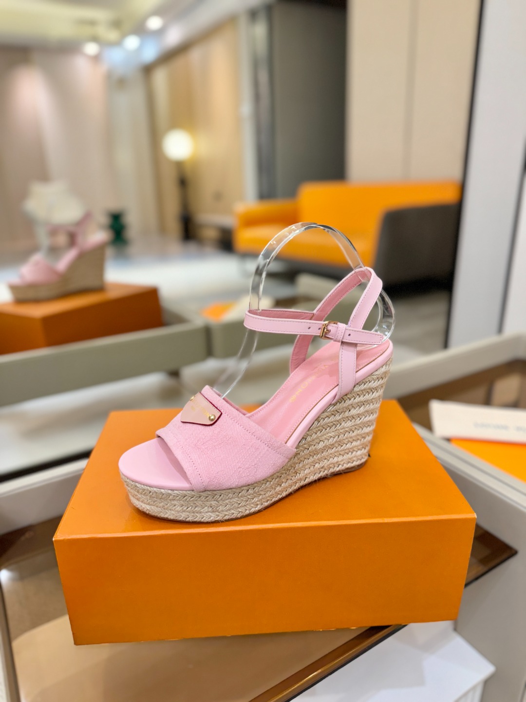 L V 走秀款厚底麻绳凉鞋 🙌 香港原版购入一比一开模 👍 今年的款式比去年增加了新原素 显得更为大牌 