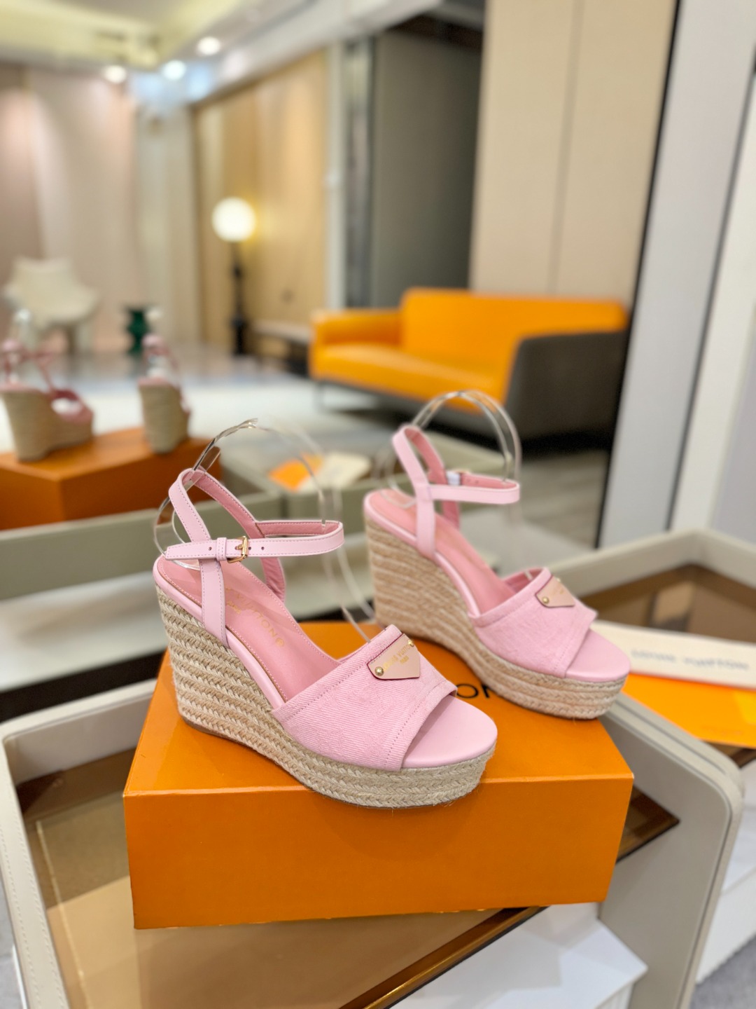 L V 走秀款厚底麻绳凉鞋 🙌 香港原版购入一比一开模 👍 今年的款式比去年增加了新原素 显得更为大牌 