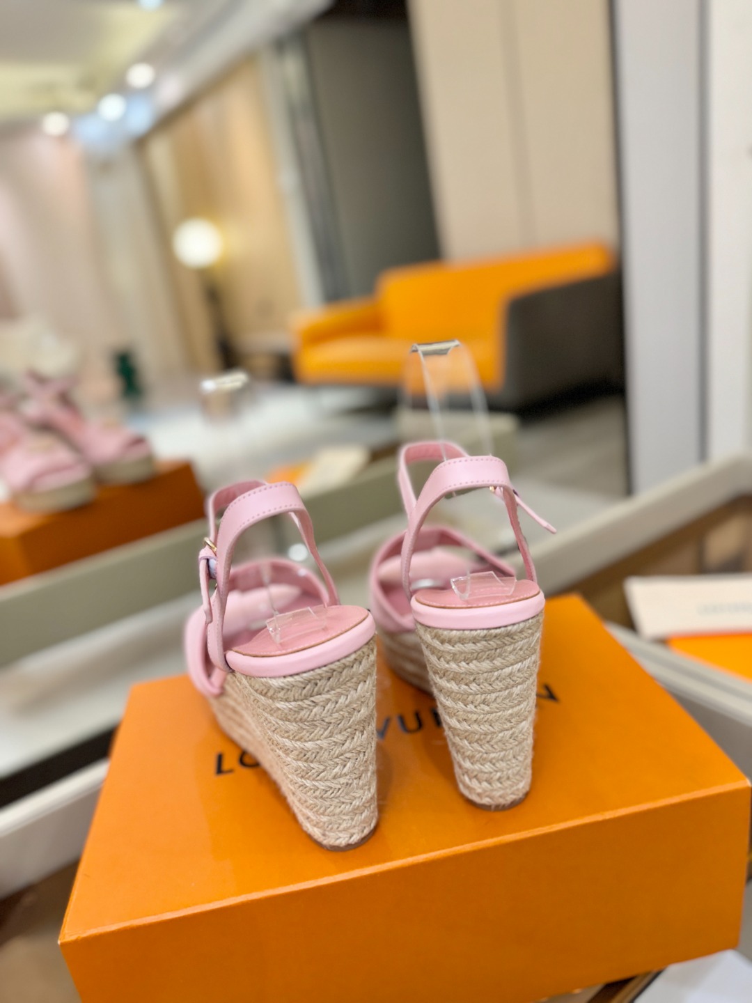 L V 走秀款厚底麻绳凉鞋 🙌 香港原版购入一比一开模 👍 今年的款式比去年增加了新原素 显得更为大牌 