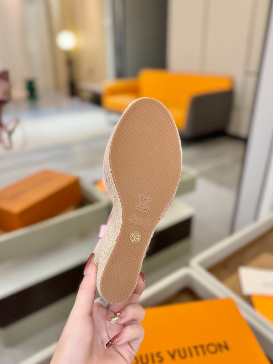 L V 走秀款厚底麻绳凉鞋 🙌 香港原版购入一比一开模 👍 今年的款式比去年增加了新原素 显得更为大牌 