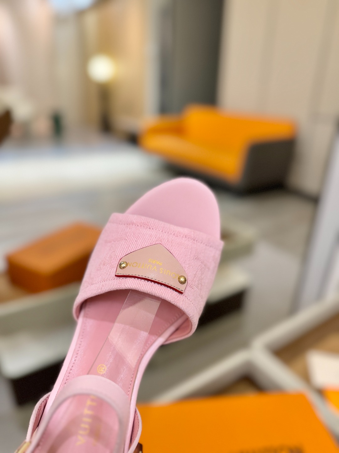 L V 走秀款厚底麻绳凉鞋 🙌 香港原版购入一比一开模 👍 今年的款式比去年增加了新原素 显得更为大牌 