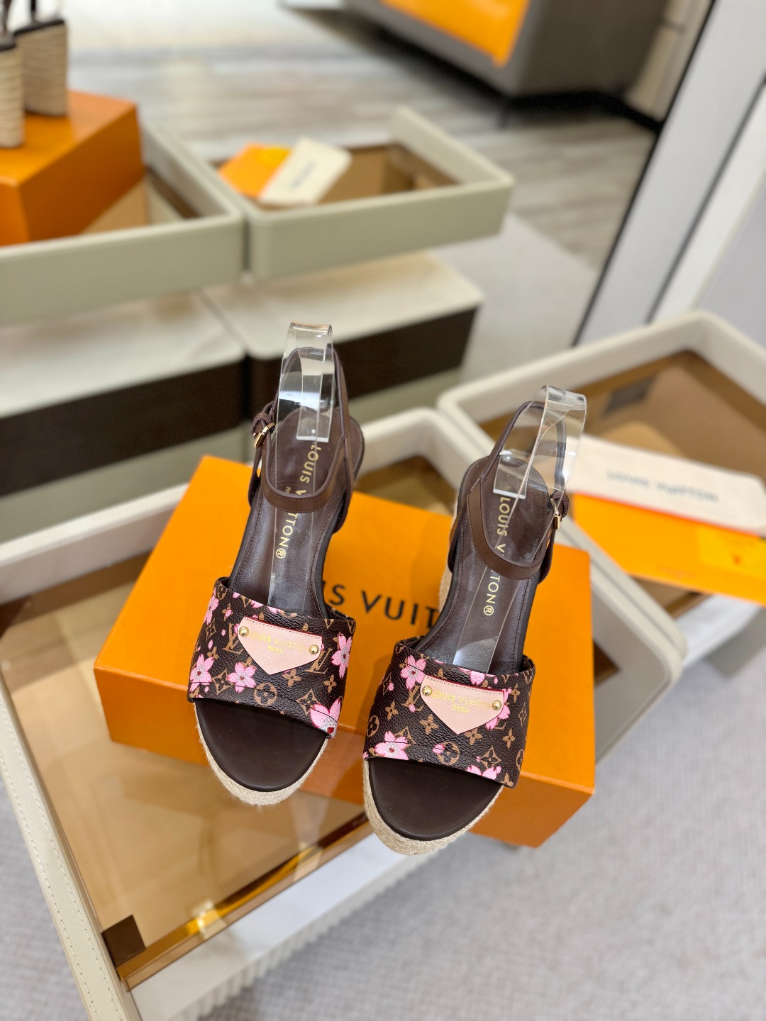 L V 走秀款厚底麻绳凉鞋 🙌 香港原版购入一比一开模 👍 今年的款式比去年增加了新原素 显得更为大牌 