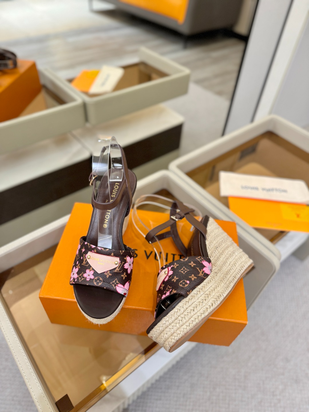 L V 走秀款厚底麻绳凉鞋 🙌 香港原版购入一比一开模 👍 今年的款式比去年增加了新原素 显得更为大牌 