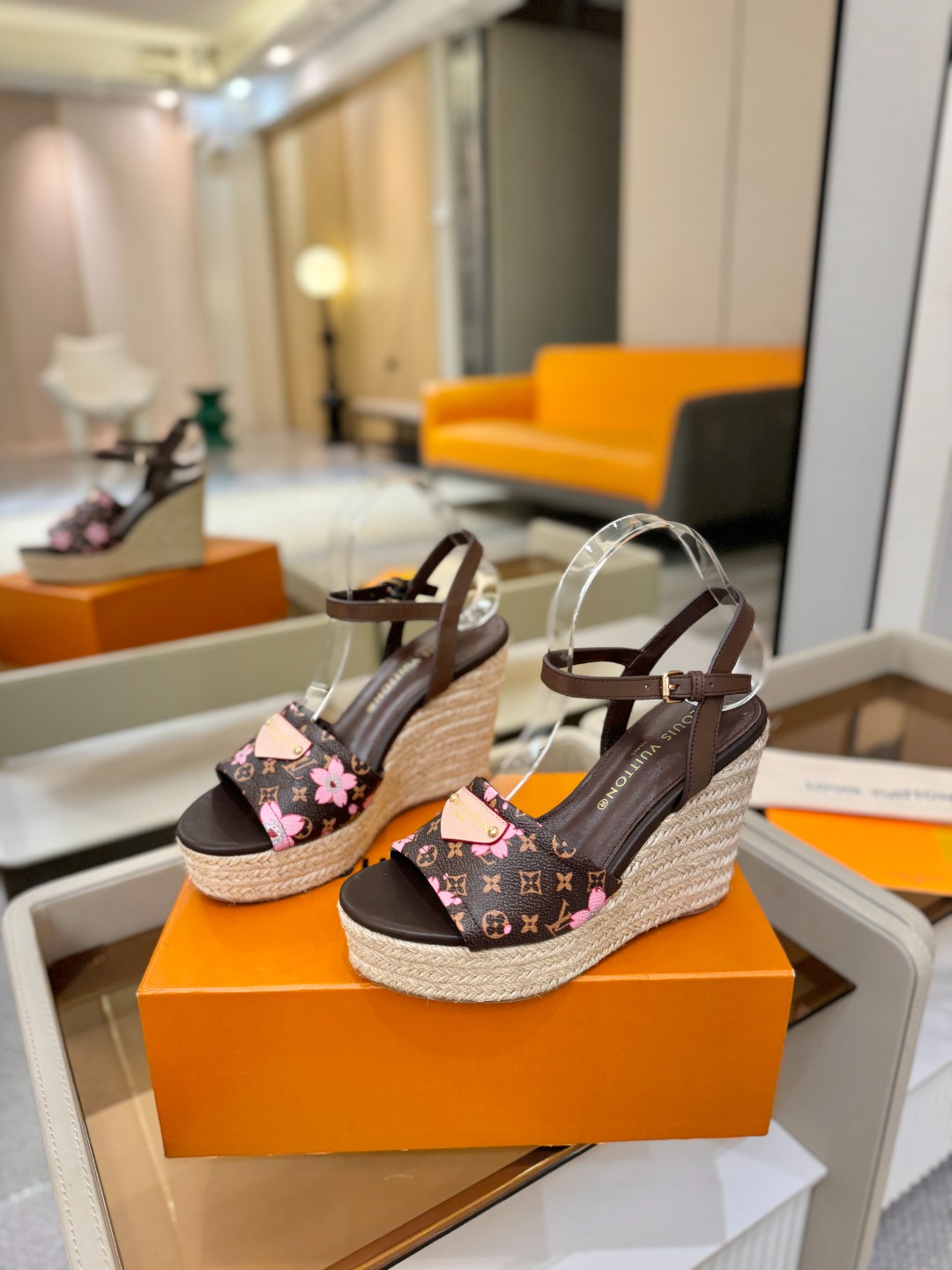 L V 走秀款厚底麻绳凉鞋 🙌 香港原版购入一比一开模 👍 今年的款式比去年增加了新原素 显得更为大牌 