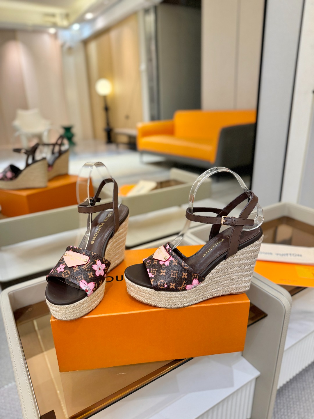 L V 走秀款厚底麻绳凉鞋 🙌 香港原版购入一比一开模 👍 今年的款式比去年增加了新原素 显得更为大牌 