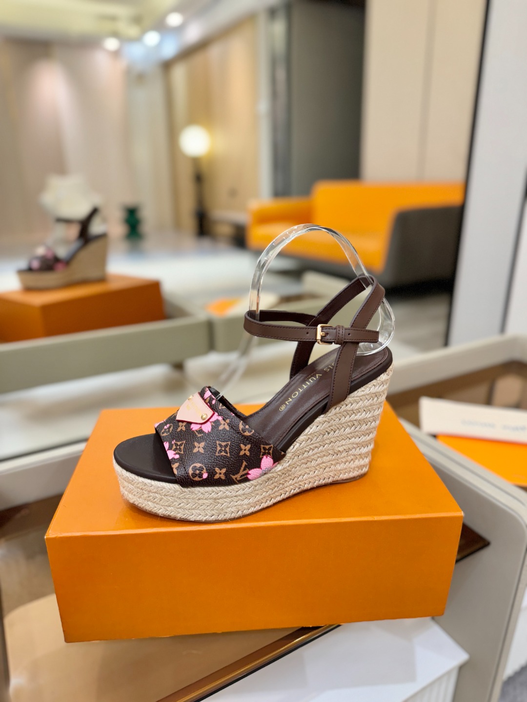 L V 走秀款厚底麻绳凉鞋 🙌 香港原版购入一比一开模 👍 今年的款式比去年增加了新原素 显得更为大牌 