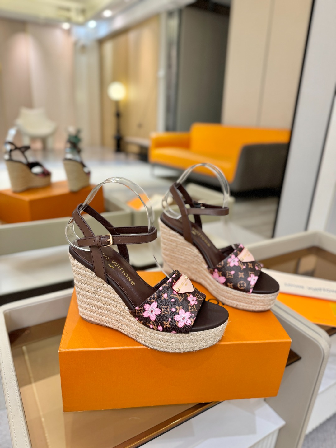 L V 走秀款厚底麻绳凉鞋 🙌 香港原版购入一比一开模 👍 今年的款式比去年增加了新原素 显得更为大牌 