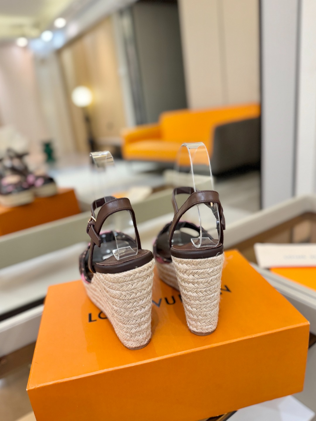 L V 走秀款厚底麻绳凉鞋 🙌 香港原版购入一比一开模 👍 今年的款式比去年增加了新原素 显得更为大牌 