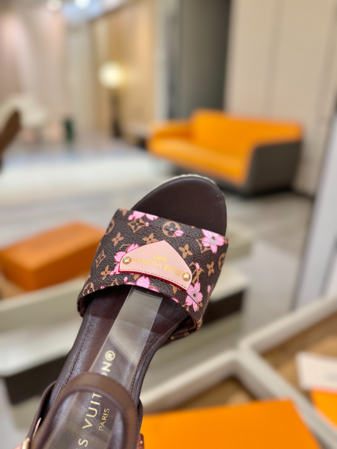 L V 走秀款厚底麻绳凉鞋 🙌 香港原版购入一比一开模 👍 今年的款式比去年增加了新原素 显得更为大牌 