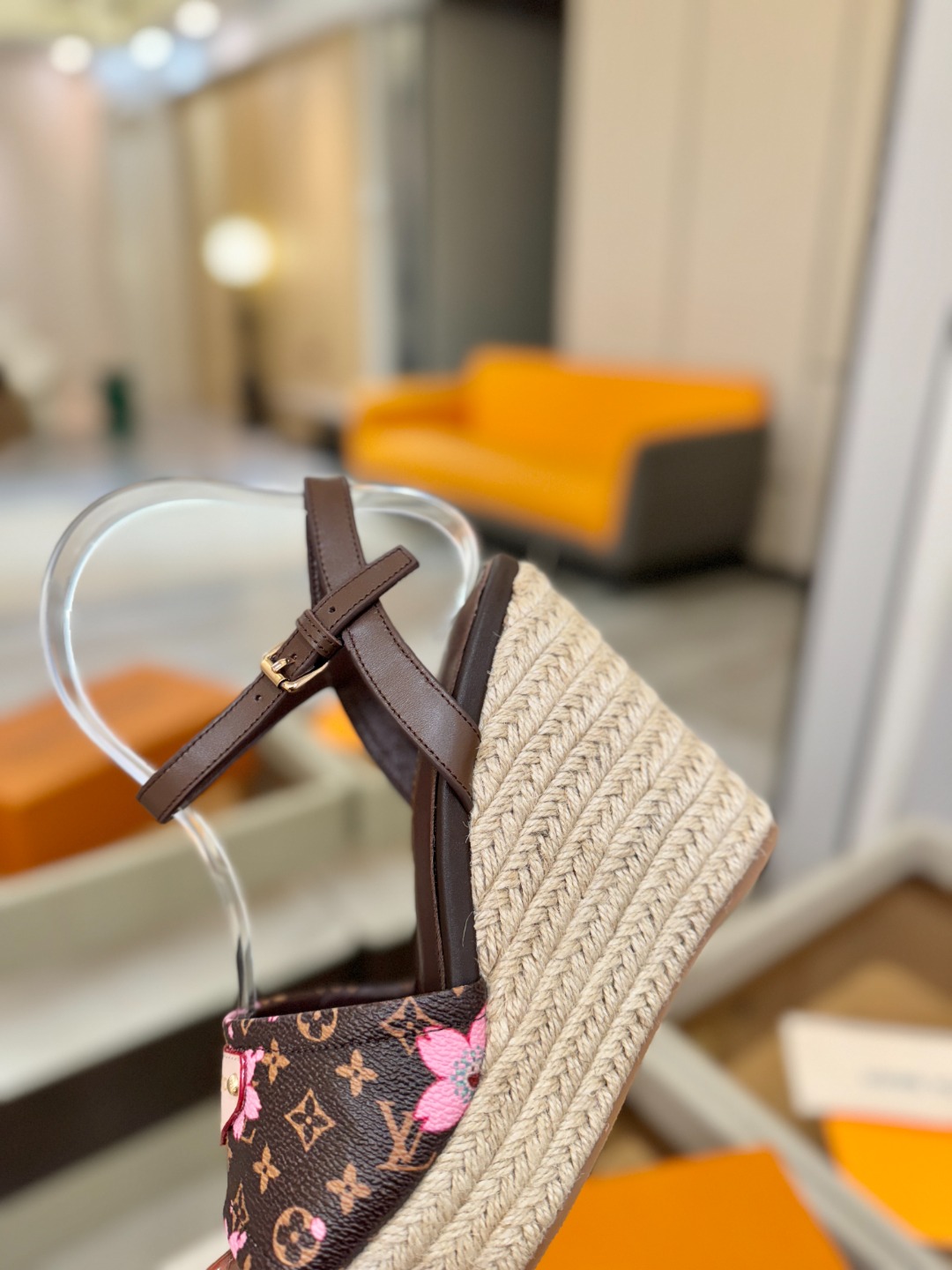 L V 走秀款厚底麻绳凉鞋 🙌 香港原版购入一比一开模 👍 今年的款式比去年增加了新原素 显得更为大牌 