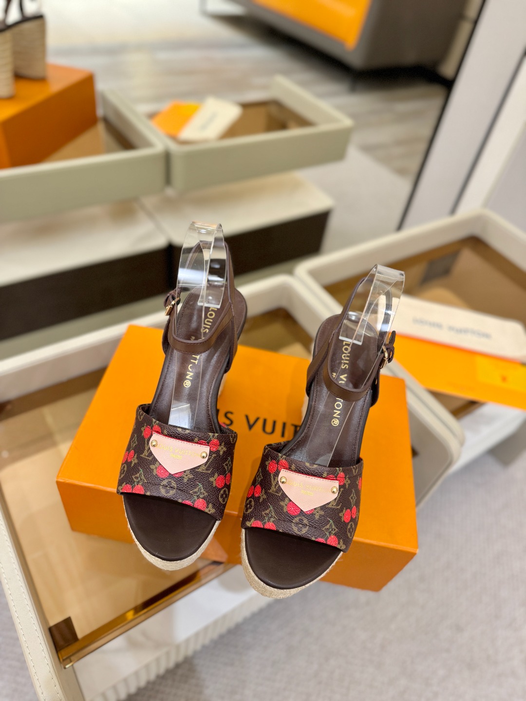 L V 走秀款厚底麻绳凉鞋 🙌 香港原版购入一比一开模 👍 今年的款式比去年增加了新原素 显得更为大牌 