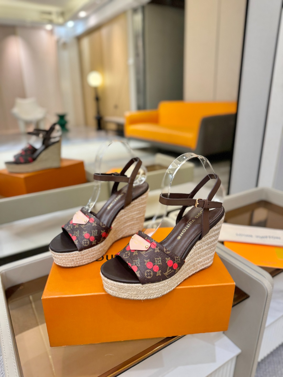 L V 走秀款厚底麻绳凉鞋 🙌 香港原版购入一比一开模 👍 今年的款式比去年增加了新原素 显得更为大牌 