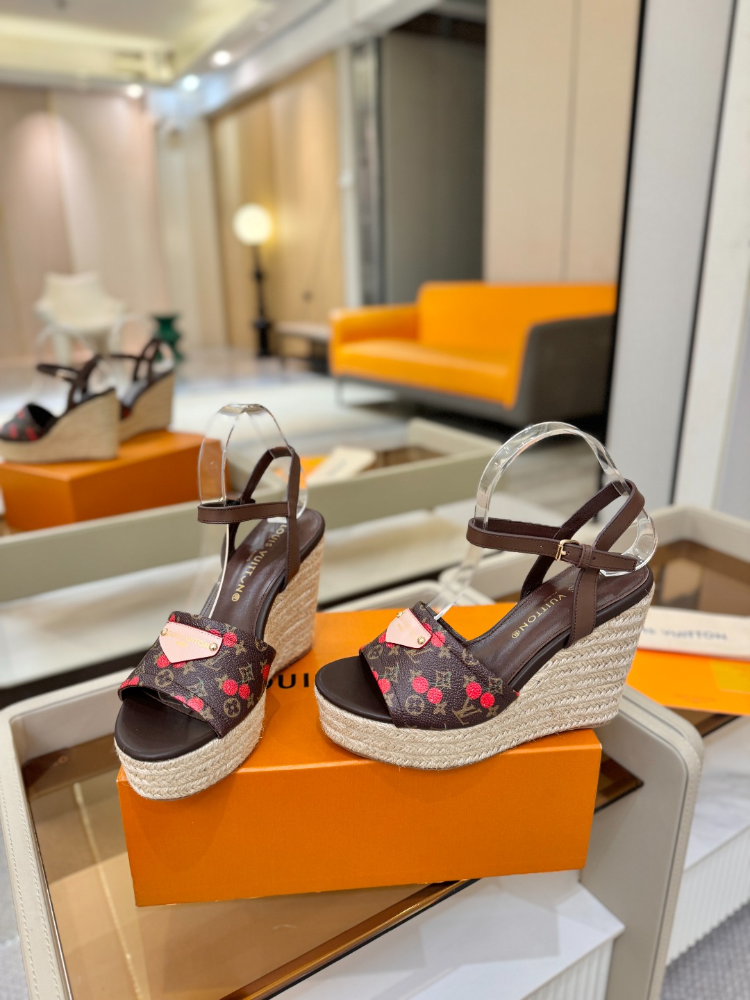 L V 走秀款厚底麻绳凉鞋 🙌 香港原版购入一比一开模 👍 今年的款式比去年增加了新原素 显得更为大牌 