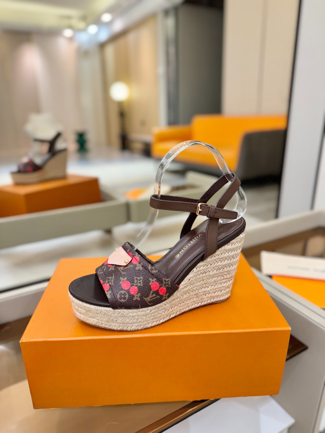 L V 走秀款厚底麻绳凉鞋 🙌 香港原版购入一比一开模 👍 今年的款式比去年增加了新原素 显得更为大牌 