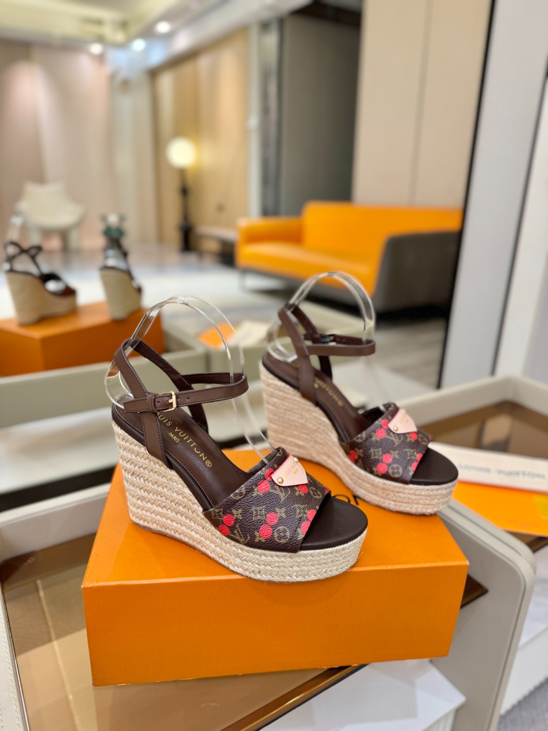 L V 走秀款厚底麻绳凉鞋 🙌 香港原版购入一比一开模 👍 今年的款式比去年增加了新原素 显得更为大牌 