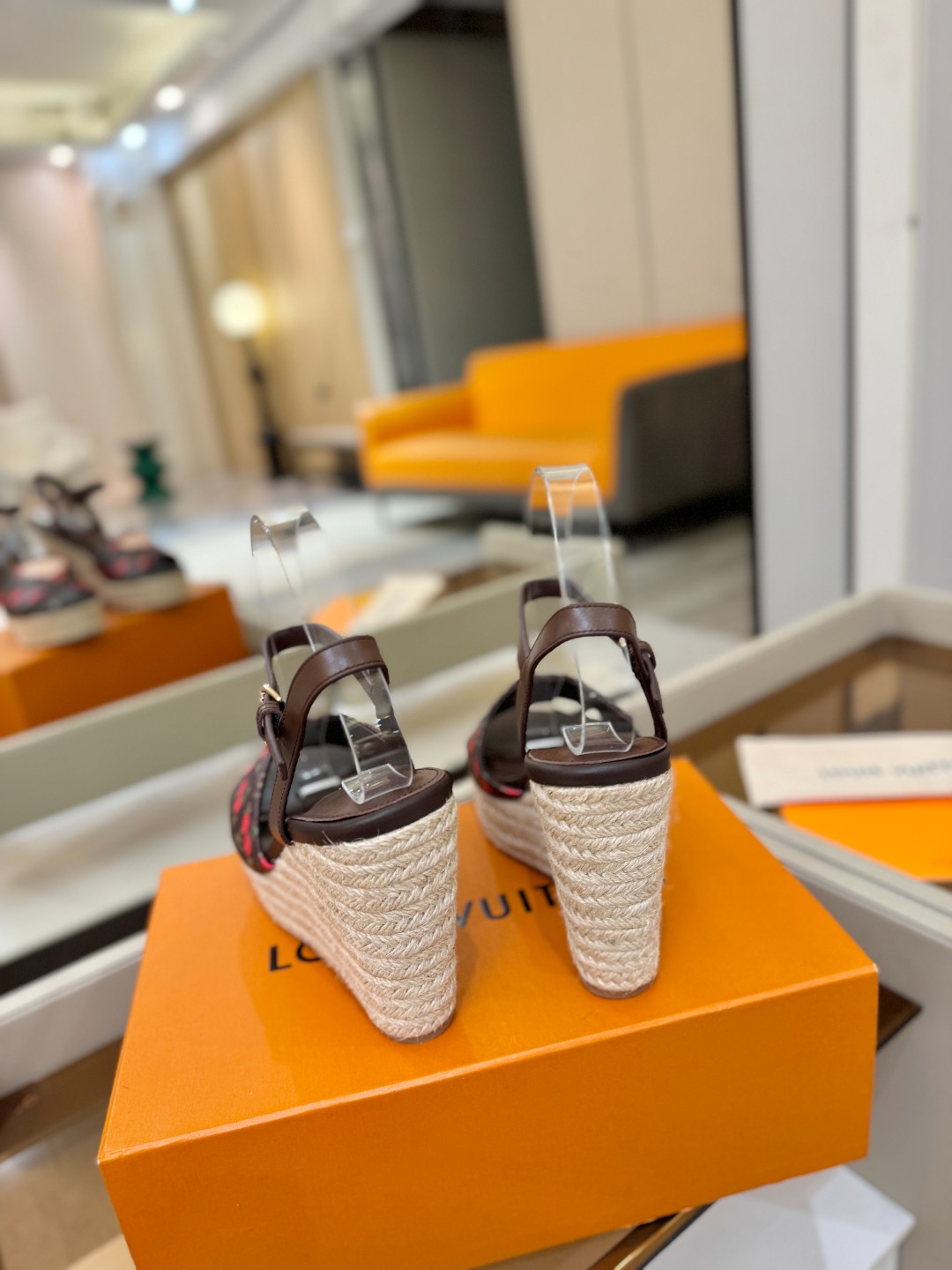 L V 走秀款厚底麻绳凉鞋 🙌 香港原版购入一比一开模 👍 今年的款式比去年增加了新原素 显得更为大牌 