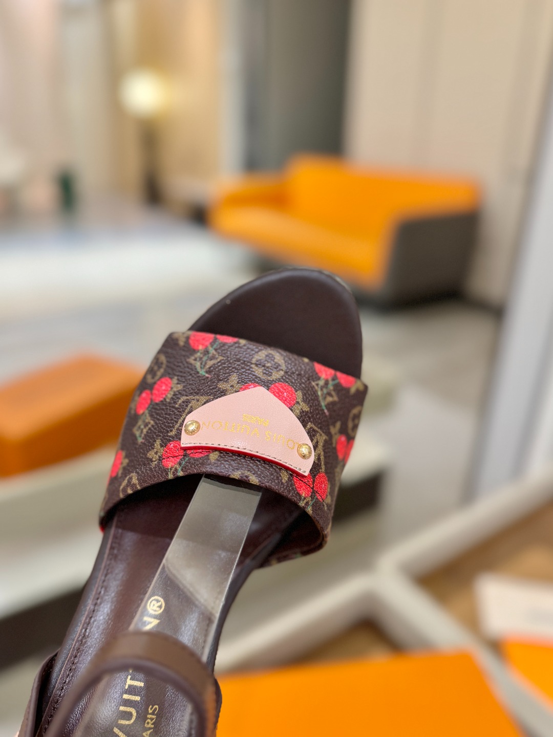 L V 走秀款厚底麻绳凉鞋 🙌 香港原版购入一比一开模 👍 今年的款式比去年增加了新原素 显得更为大牌 