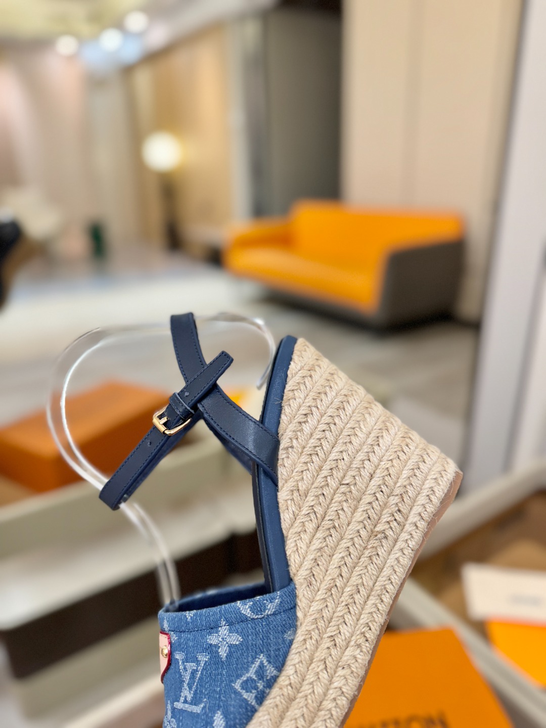 L V 走秀款厚底麻绳凉鞋 🙌 香港原版购入一比一开模 👍 今年的款式比去年增加了新原素 显得更为大牌 