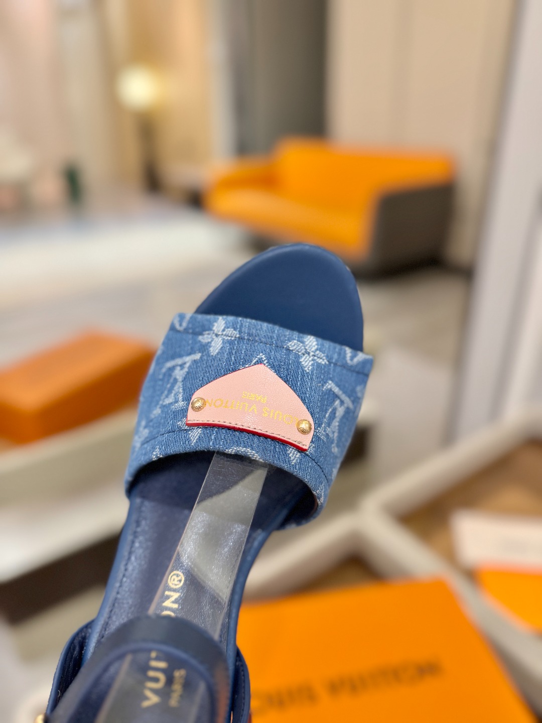 L V 走秀款厚底麻绳凉鞋 🙌 香港原版购入一比一开模 👍 今年的款式比去年增加了新原素 显得更为大牌 