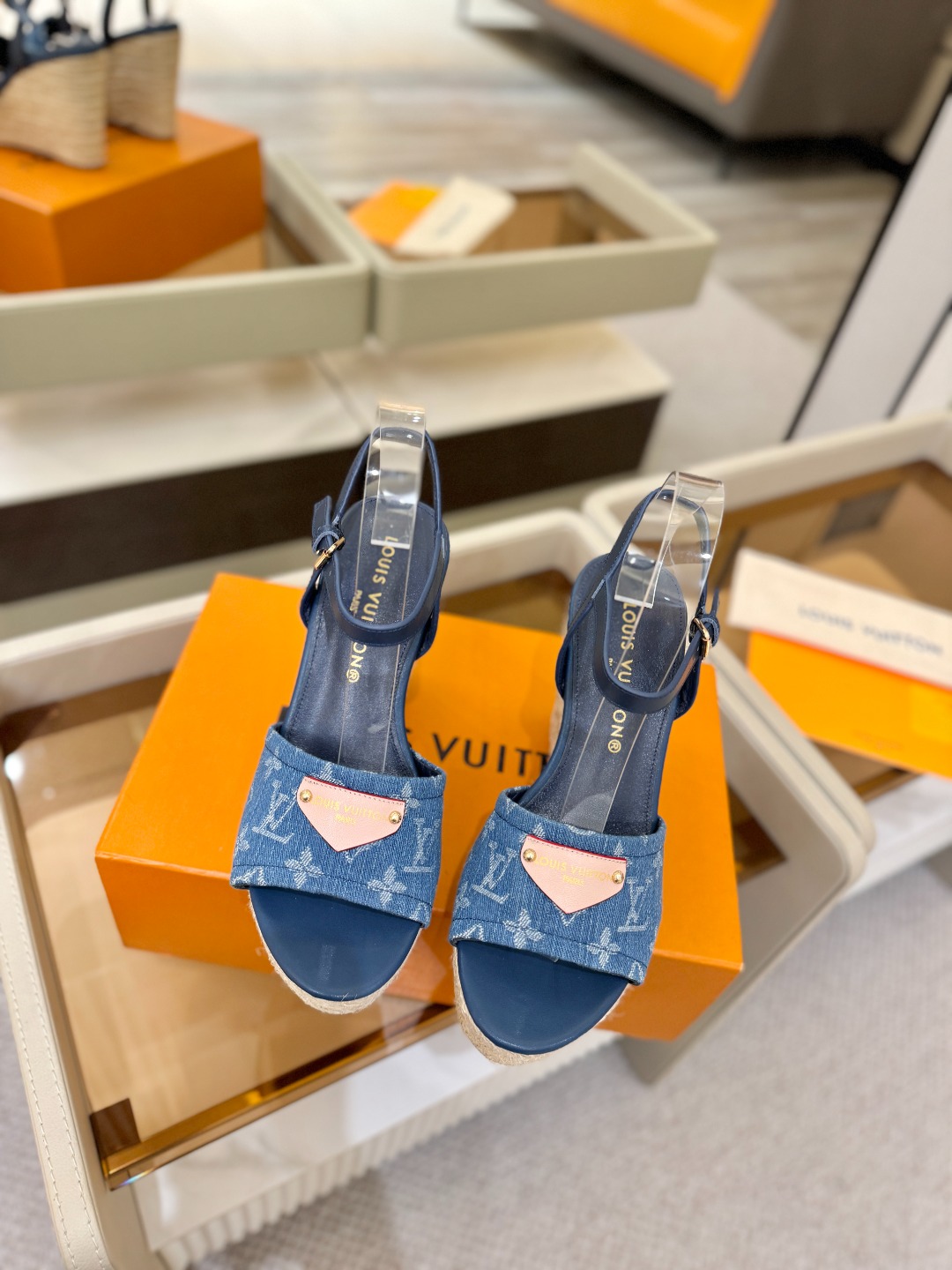 L V 走秀款厚底麻绳凉鞋 🙌 香港原版购入一比一开模 👍 今年的款式比去年增加了新原素 显得更为大牌 
